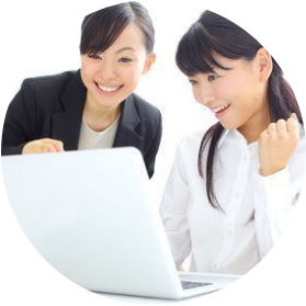 指導する女性講師